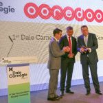 DG de Ooredoo recevant le Leadership Award.jpg